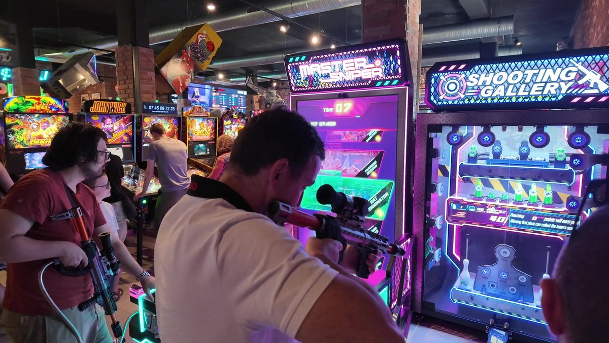 Borne d'arcade de tir Shooting Gallery en cours de partie dans le showroom Vintage Legends