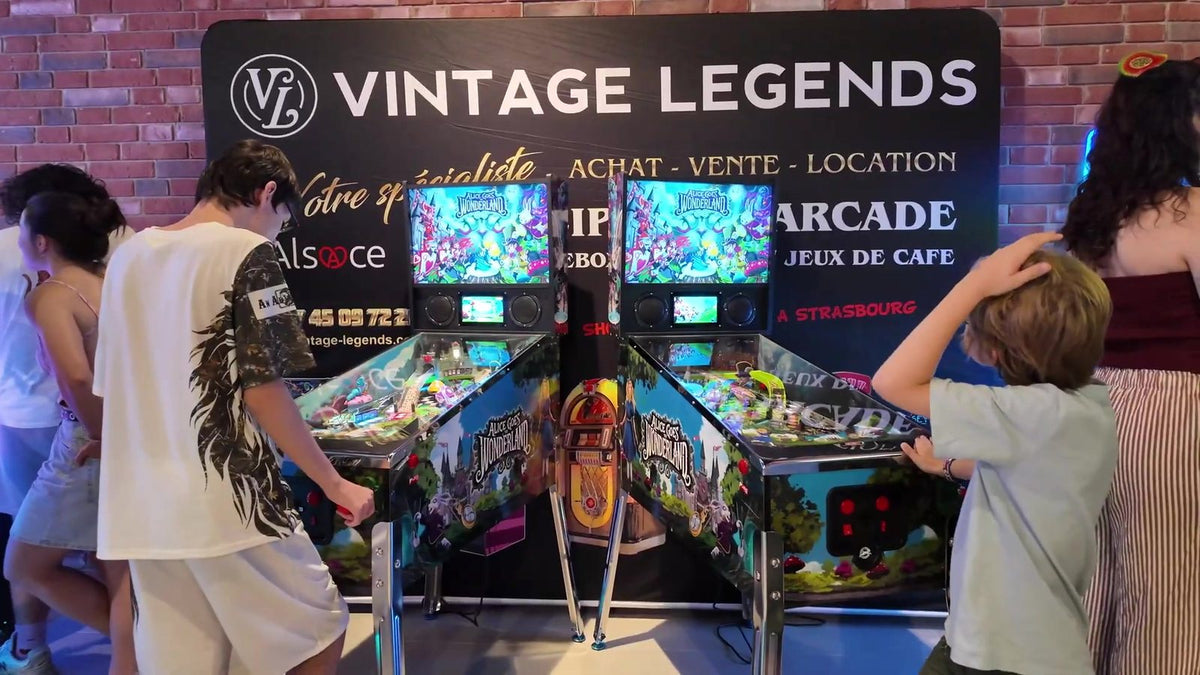 Enseigne Vintage Legends au-dessus d'un flipper joué lors d'un événement privatisé