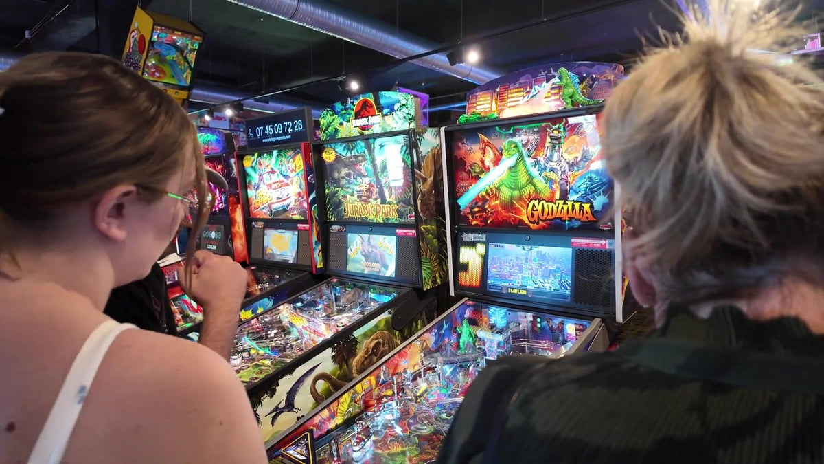 Rangée de flippers Stern récents dont Godzilla dans le showroom Vintage Legends