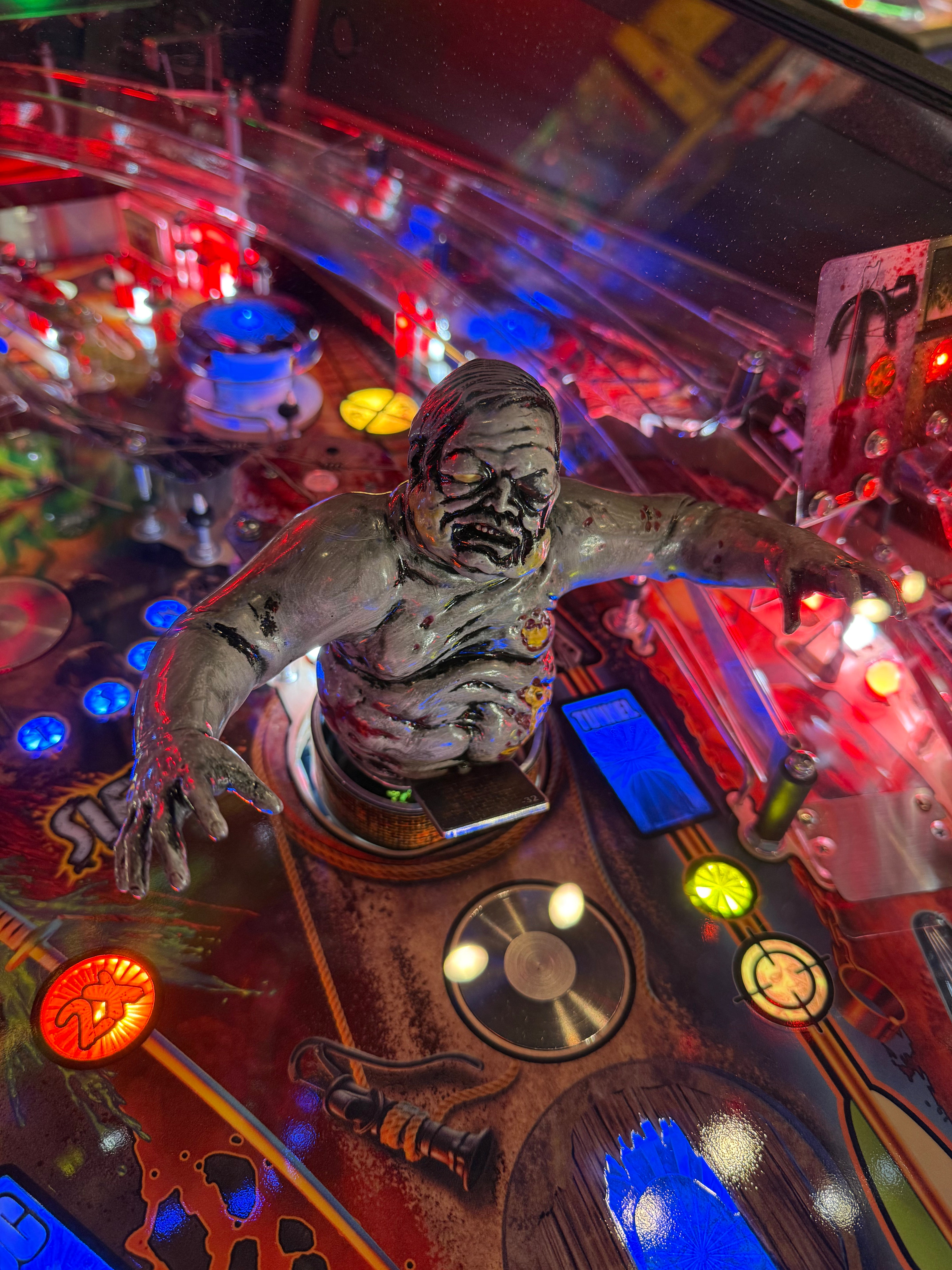 détail plateau flipper walking dead zombies stern