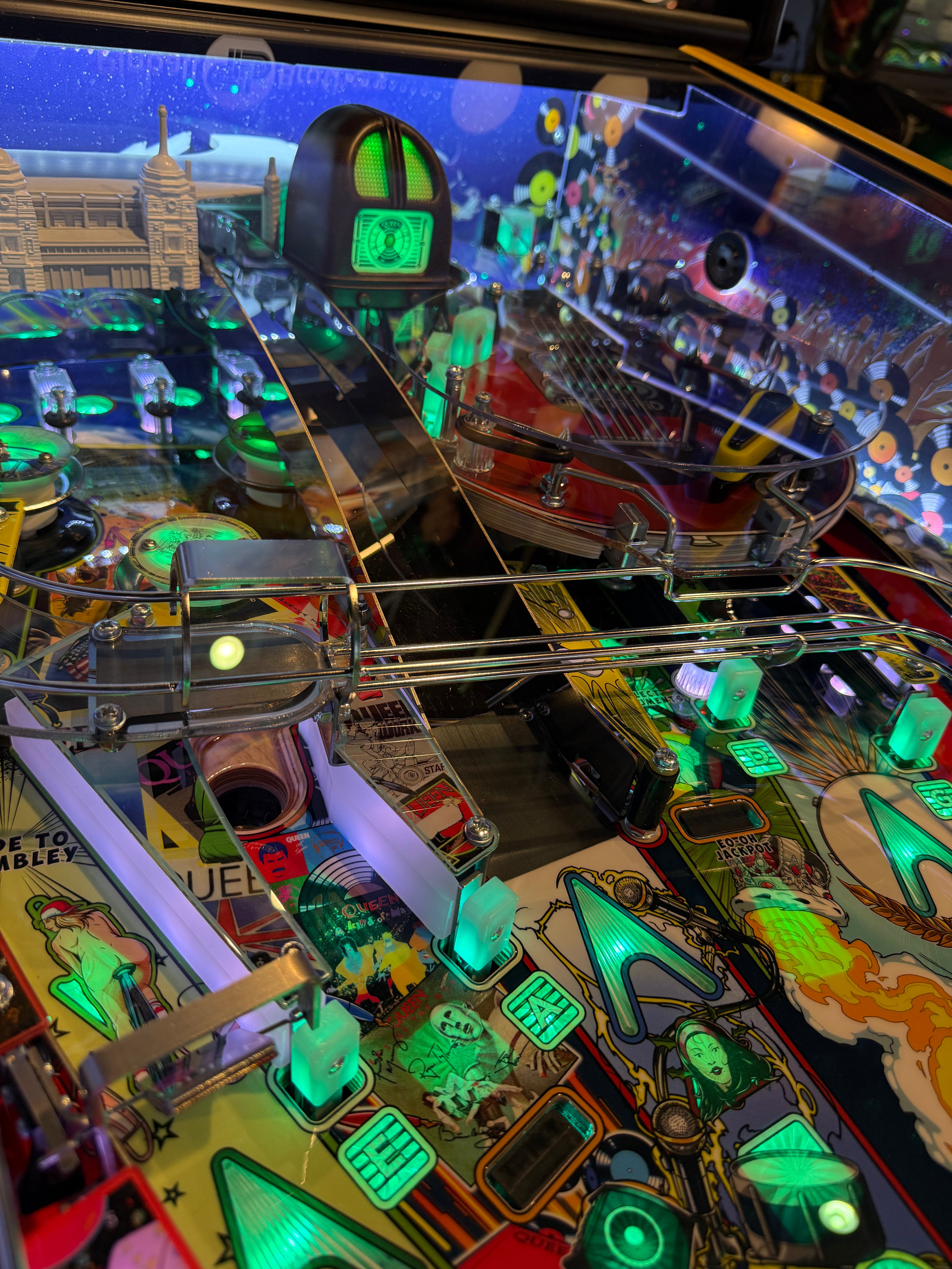 détail plateau flipper queen pinball brothers rhapsody edition