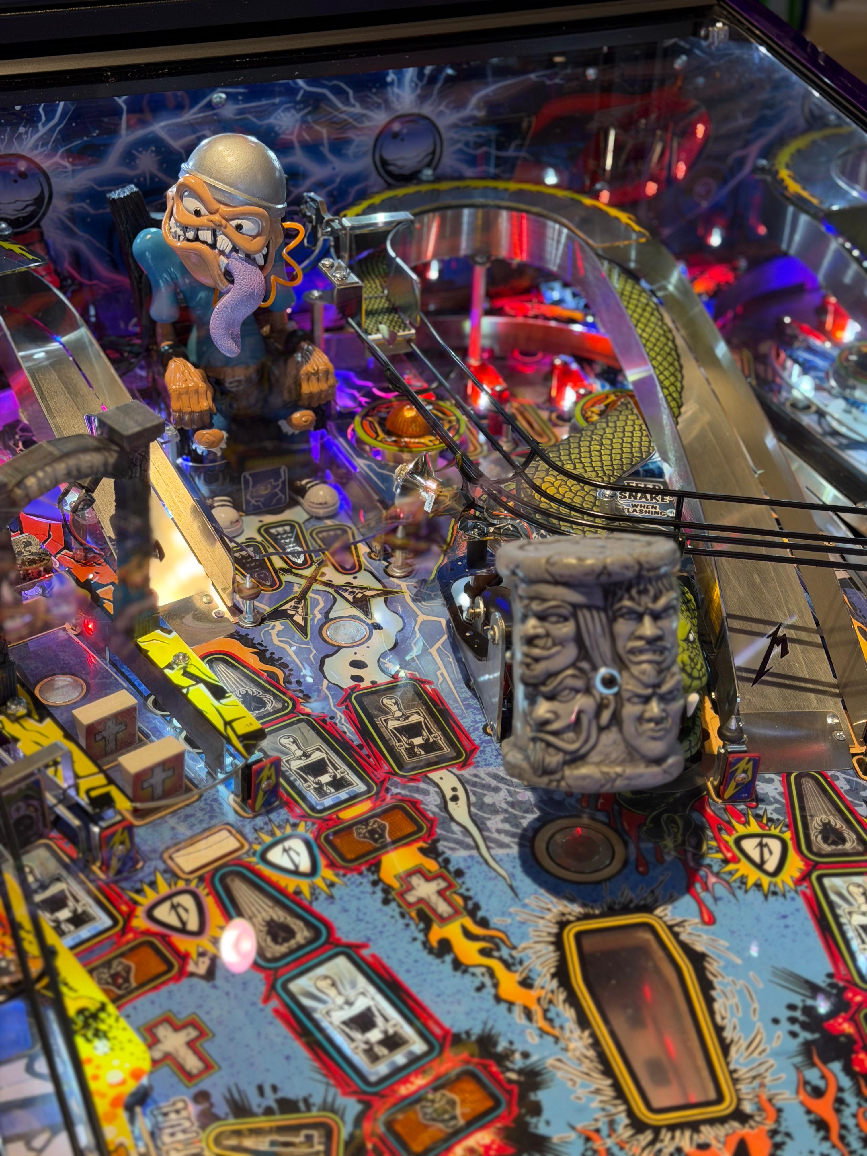 détail plateau flipper metallica stern premium led