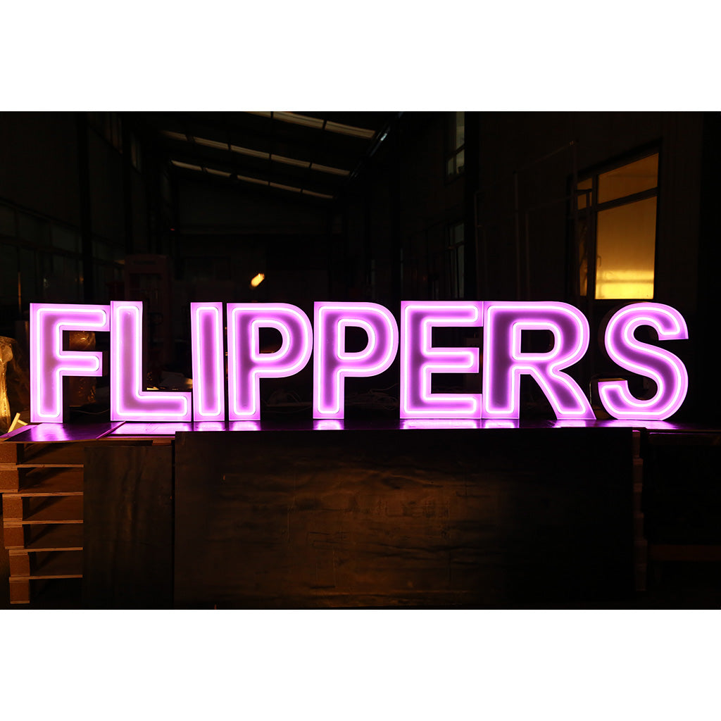 8 lettres lumineuses professionnelles XL RGB Bluetooth largeur 3,31 mètre (FLIPPERS)
