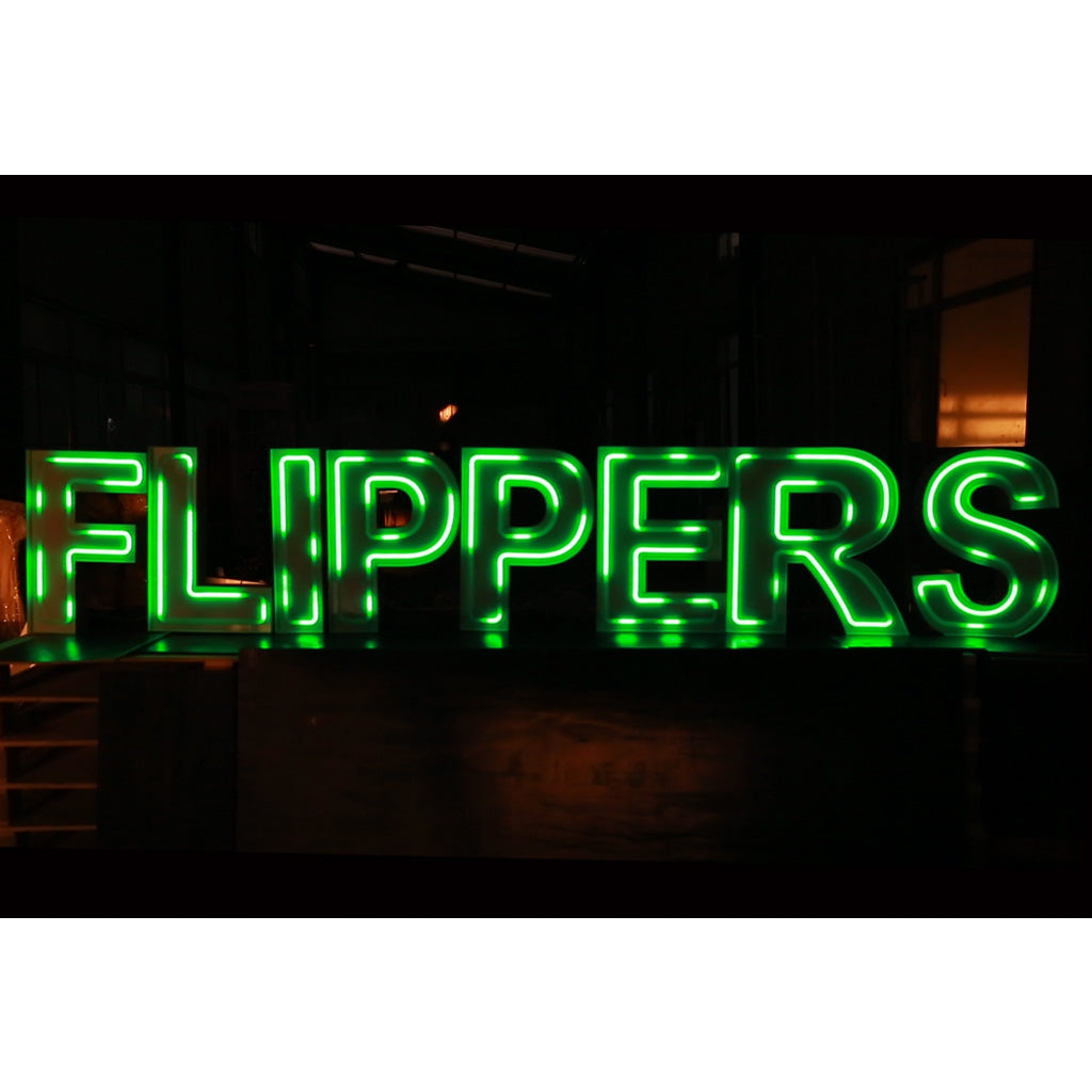 8 lettres lumineuses professionnelles XL RGB Bluetooth largeur 3,31 mètre (FLIPPERS)