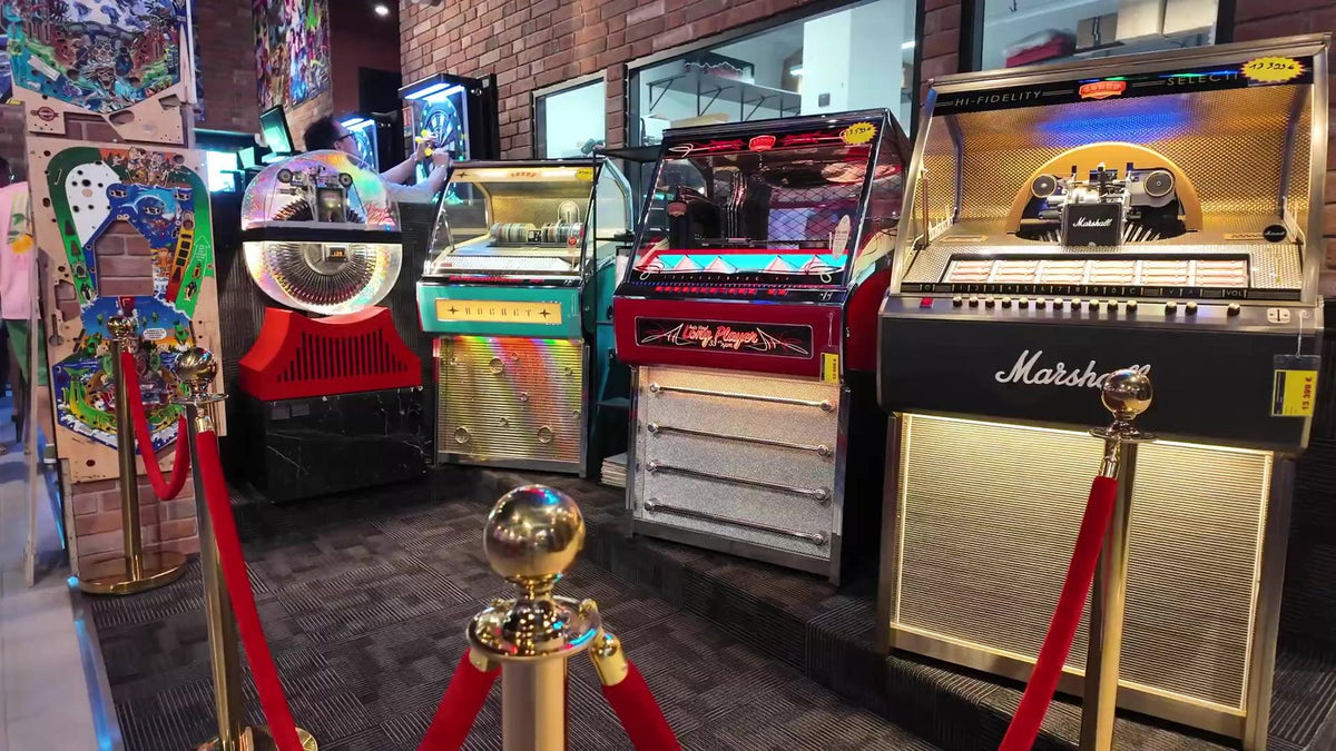 Jukebox vintage à bulles et jukebox Marshall alignés dans le showroom Vintage Legends