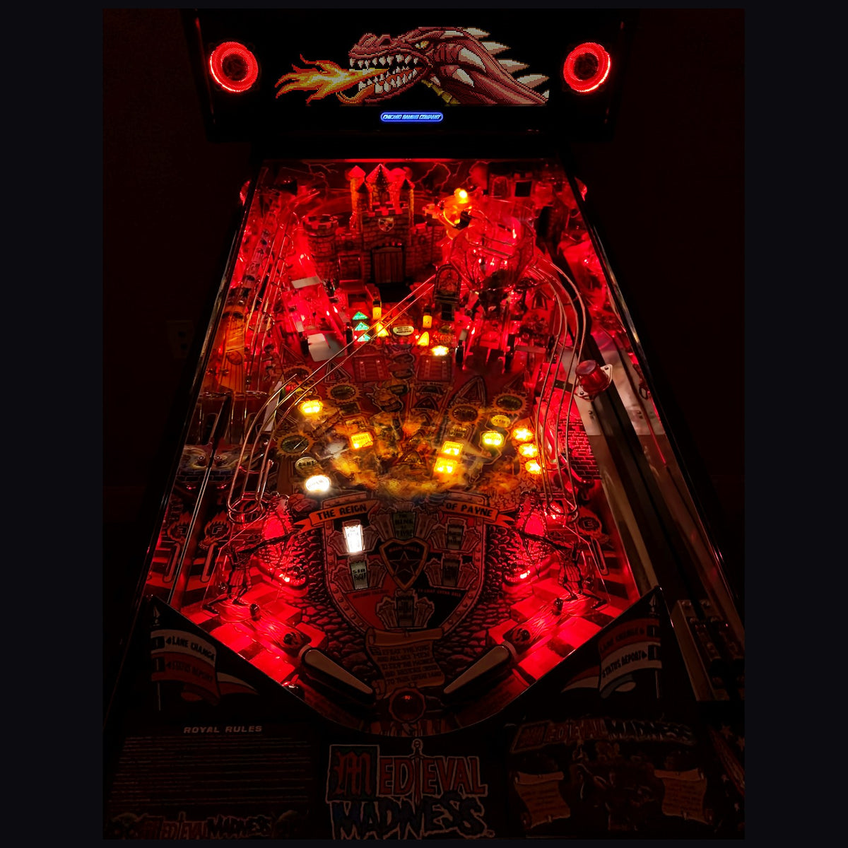 Plateau du Medieval Madness Merlin Edition éclairé en rouge par les LED RGB interactives