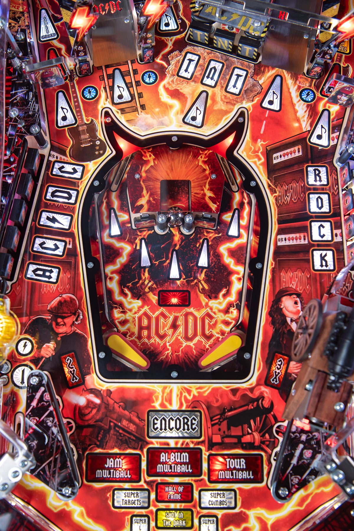 Entrées de rampes en inox avec logos AC/DC découpés au laser