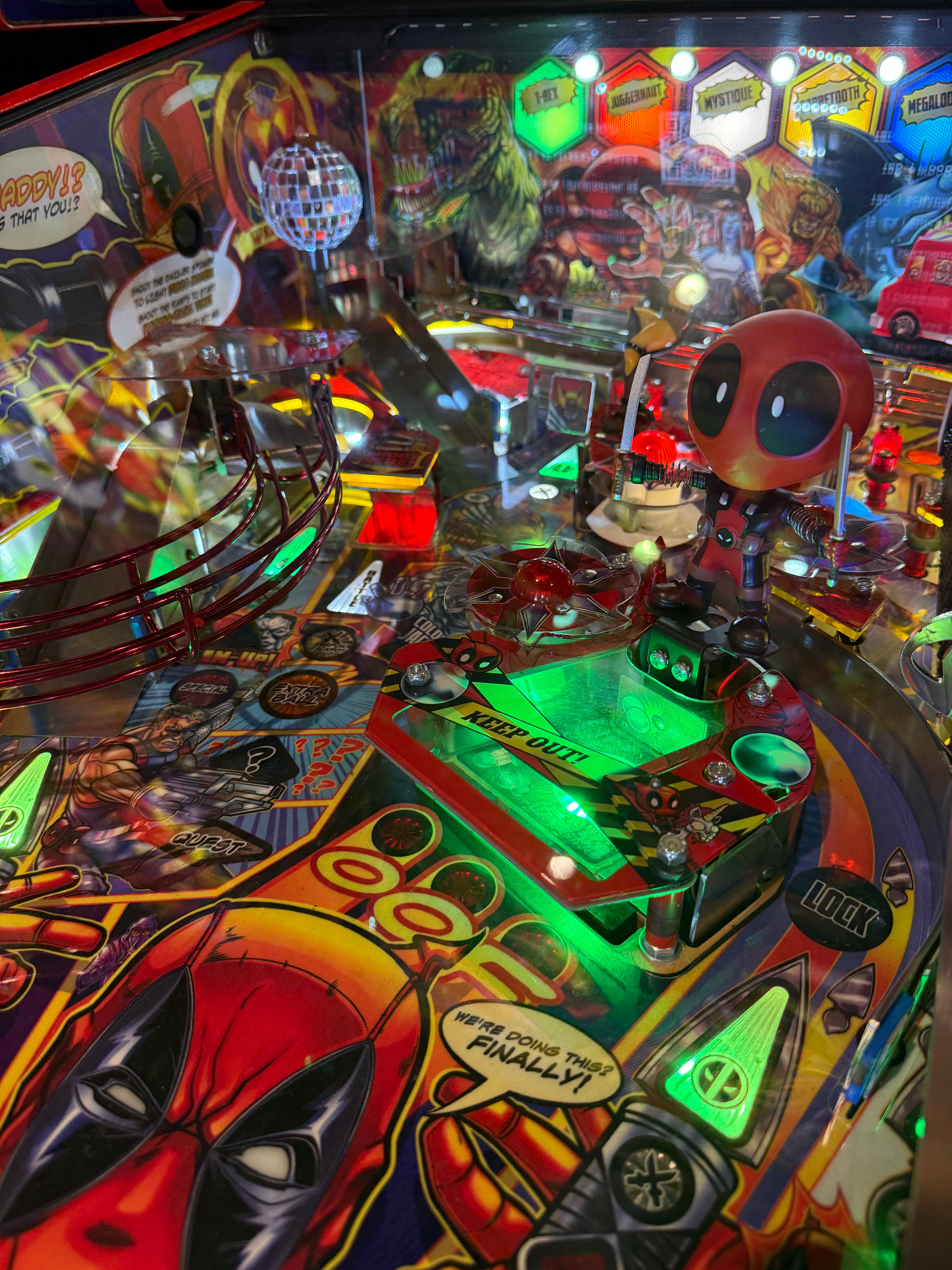 détail plateau flipper deadpool stern personnages marvel