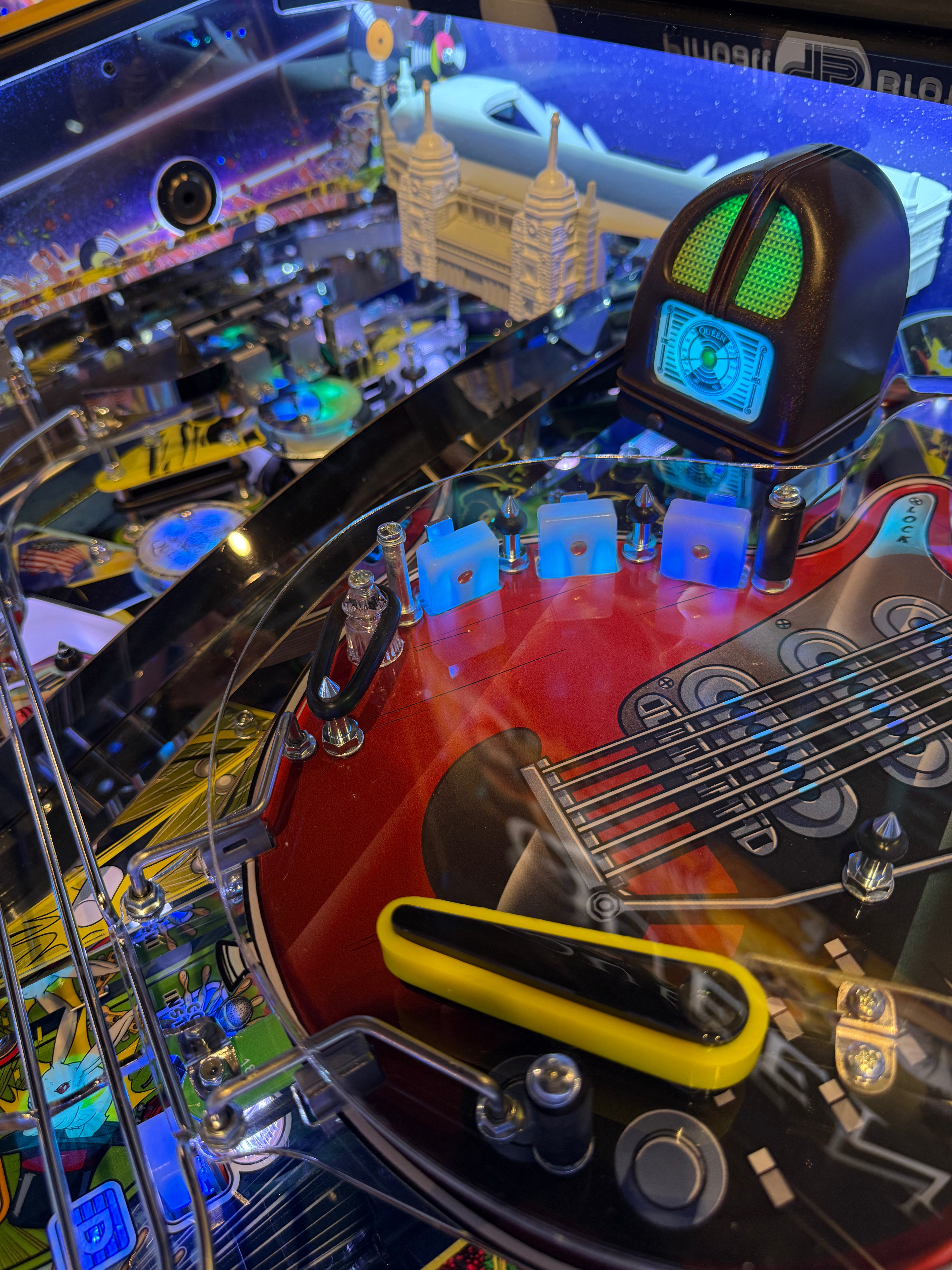 détail plateau flipper queen pinball brothers rhapsody edition