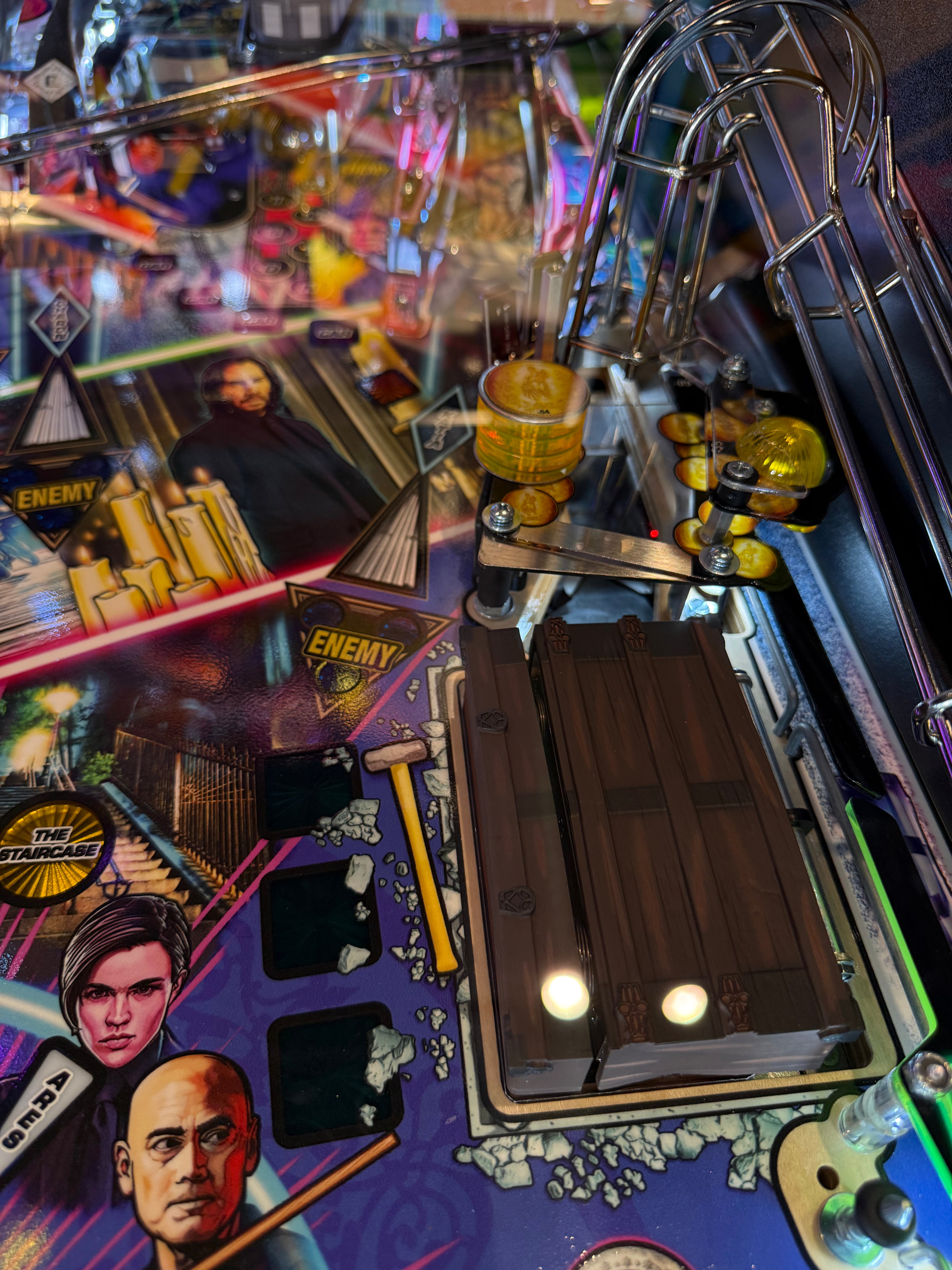 détail plateau flipper john wick stern premium
