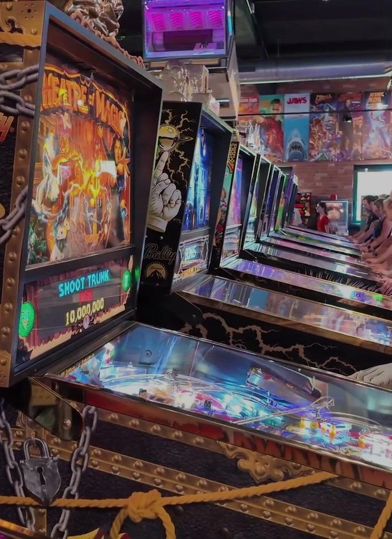 Rangée de flippers dans le showroom Vintage Legends