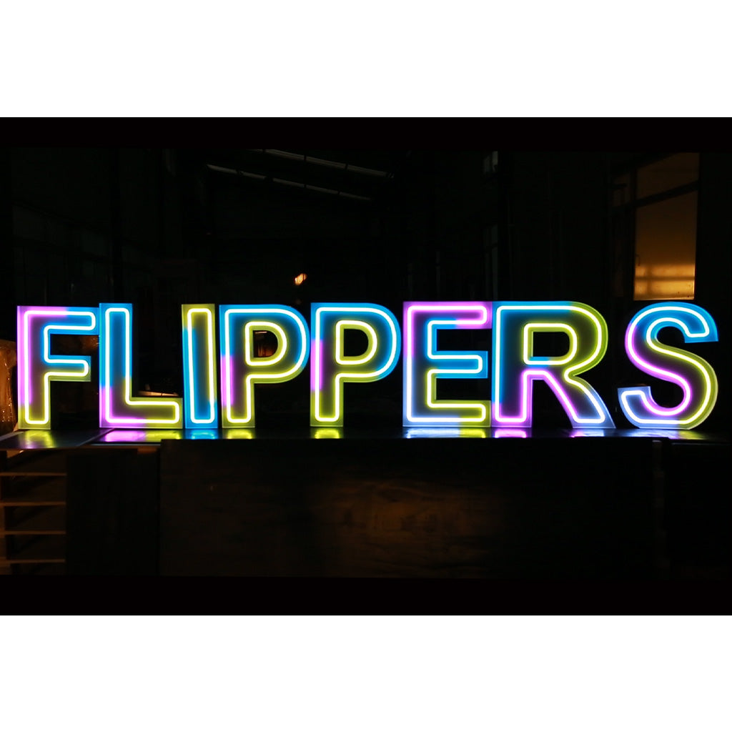 8 lettres lumineuses professionnelles XL RGB Bluetooth largeur 3,31 mètre (FLIPPERS)