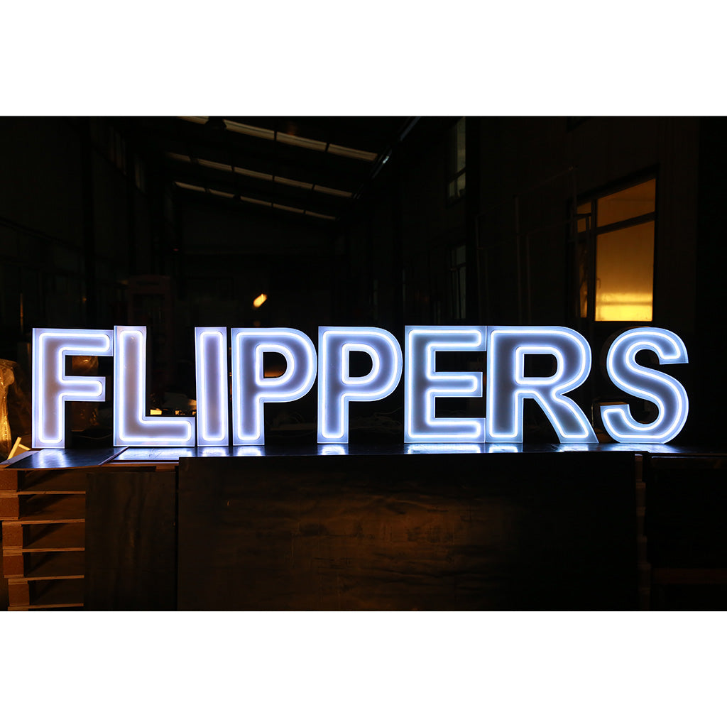 8 lettres lumineuses professionnelles XL RGB Bluetooth largeur 3,31 mètre (FLIPPERS)