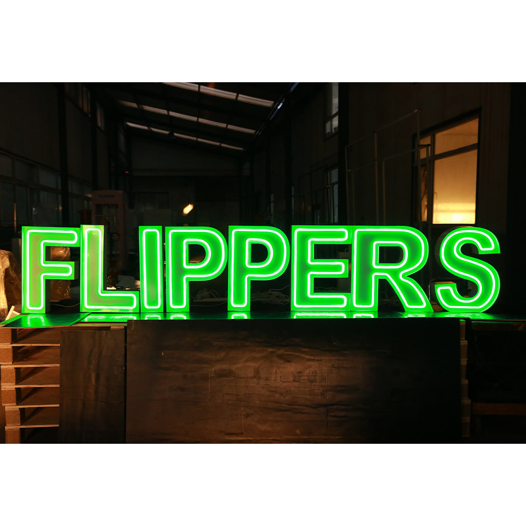 8 lettres lumineuses professionnelles XL RGB Bluetooth largeur 3,31 mètre (FLIPPERS)