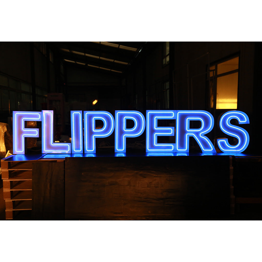 8 lettres lumineuses professionnelles XL RGB Bluetooth largeur 3,31 mètre (FLIPPERS)