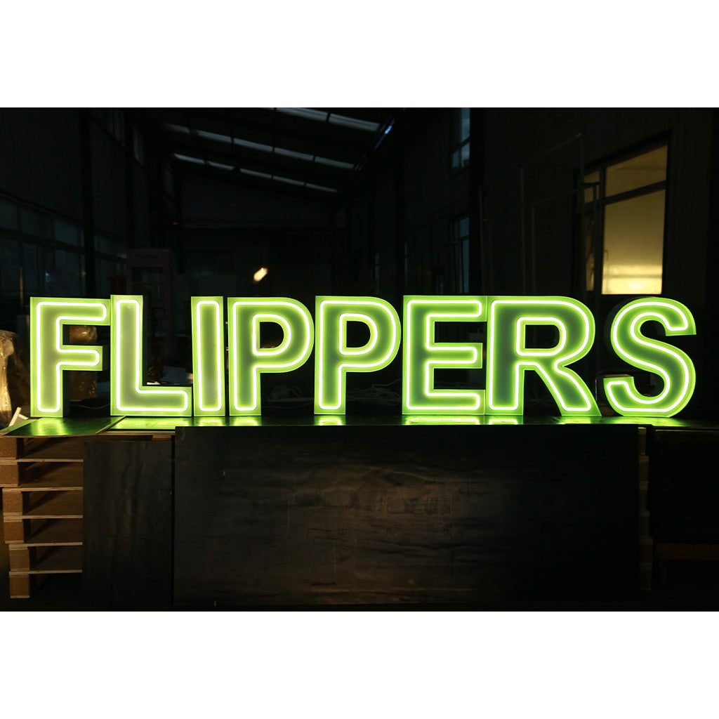 8 lettres lumineuses professionnelles XL RGB Bluetooth largeur 3,31 mètre (FLIPPERS)