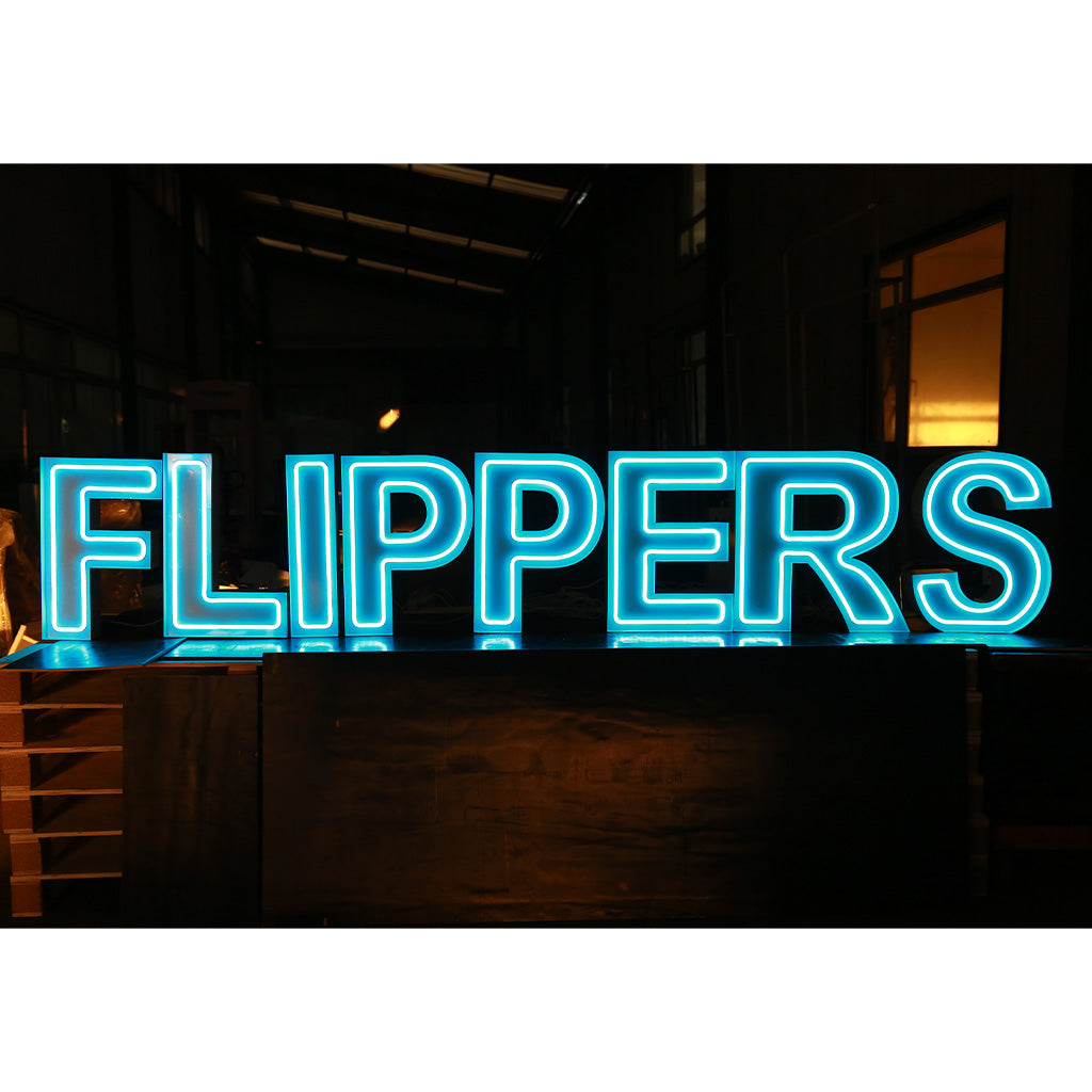 8 lettres lumineuses professionnelles XL RGB Bluetooth largeur 3,31 mètre (FLIPPERS)