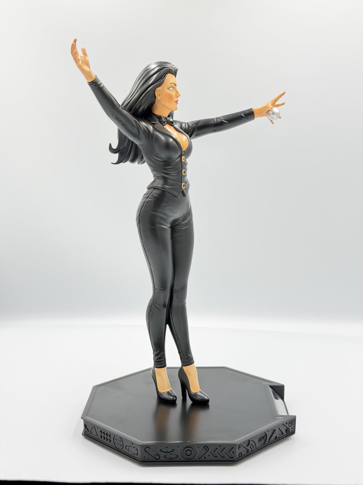 Figurine Linda 1:6 de face