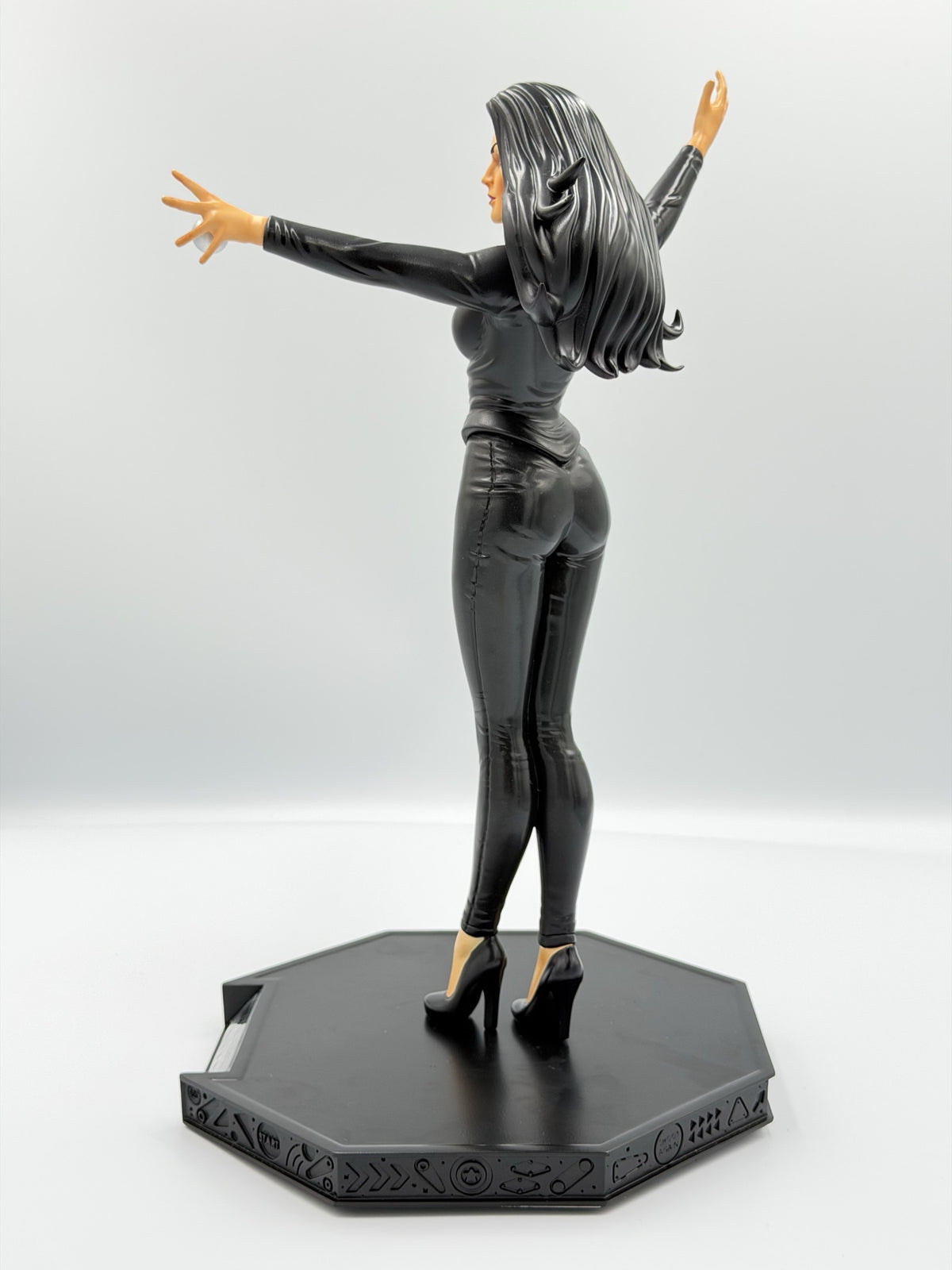 Figurine Linda 1:12 de profil